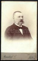 cca 1900 Férfiportré, keményhátú fotó Rosenbach lőcsi műterméből, 10,5×6,5 cm