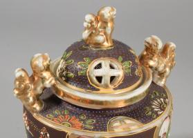 Japán füstölő. Kézzel festett, jelzett, teteje javított. 14x17 cm