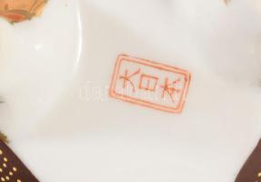 Japán füstölő. Kézzel festett, jelzett, teteje javított. 14x17 cm