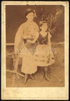 cca 1880 Erdélyi gyerekek népviseletben, keményhátú fotó, foltos, 16,5×11 cm