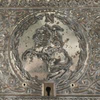 Fém doboz, benne sok bizsu, 17x12 cm