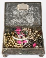 Fém doboz, benne sok bizsu, 17x12 cm