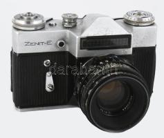 Zenit-E fényképezőgép, kopott, sérült tokban