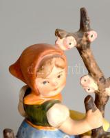Hummel kislány faágon figura, jelzett, m: 11 cm
