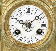 Francia neogótikus bronz asztali óra, kulccsal, működik, m: 24 cm