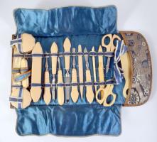 cca 1920 Csontutánzat utazó pipere készlet, tartóban.