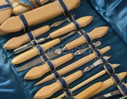 cca 1920 Csontutánzat utazó pipere készlet, tartóban