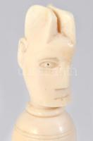 Faragott csont szobor, m: 11 cm