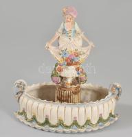 Antik virágárus lány figurával díszített váza, 5708 formaszámmal jelezve, kis kopottsággal, m: 20,5 cm