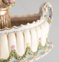 Antik virágárus lány figurával díszített váza, 5708 formaszámmal jelezve, kis kopottsággal, m: 20,5 ...