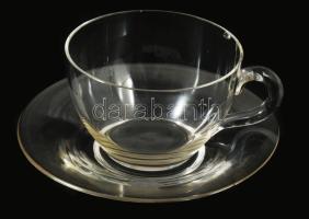 A Szemere család címerével vésett üveg kávés csésze és alj. Mindkettőn címerrel. Csésze repedéssel . Szemere Bertalan (1812-1869) miniszterelnök, az első felelős magyar kormány belügyminisztere volt.