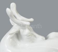 cca 1900 Meissen pihenő szarvas. Jelzett, kardos jelzés, hibátlan, 13x9 cm