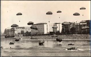 Augusztus 20-i légiparádé ejtőernyősök a Dunán vintage fotó 24x15 cm