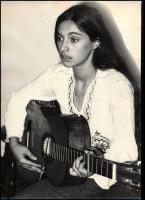 Gitáros roma (cigány) lány vintage fotó 22x30 cm