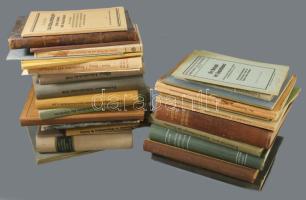 Vegyes nagyrészt állatorvosi könyvtétel, kb. 30-35 db. Benne egy-két másféle témával is. Különféle kötésben, változó állapotban.