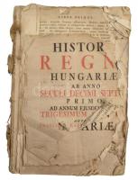 Kazy, Franciscus: Historia regni Hungariae. Tomus I-II. Tyrnaviae [Nagyszombat], 1737-1741 [Nagyszombat] Tyrnaviae Typis Academicis Societatis Jesu per Leopoldum Berger, 4+336+2;+4+287 p. Kazy Ferenc (1695-1759) jezsuita történetíró Istvánffy Miklós Historiájának folytatásaként, Timon Sámuel kéziratainak felhasználásával írta meg Magyarország XVII. századi történetét. A mű három kötetben teljes, a 3. rész 1749-ben jelent meg.  Borító nélkül, az I. kötet elején sérült, és hiányos lapokkal, kb. 56 oldalig, valamint a II. kötet utolsó két lapja levált, sérült, a II. kötet címlapja szakadt és a 260-284. oldalak között lapszéli, szöveget nem érintő sérülésekkel, hiánnyal, foltos lapokkal. Restaurálásra szorul.