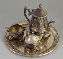 Ezüstözött háromrészes szervírozó készlet tálcán, cukortartó fogója sérült, m: 21,5 cm