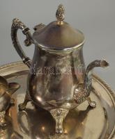 Ezüstözött háromrészes szervírozó készlet tálcán, cukortartó fogója sérült, m: 21,5 cm