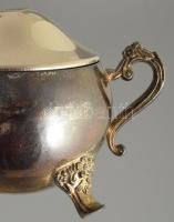 Ezüstözött háromrészes szervírozó készlet tálcán, cukortartó fogója sérült, m: 21,5 cm