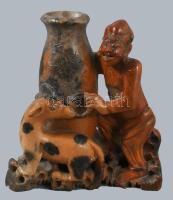 Faragott kínai zsírkő ecsetmosó, ördög figurával, m: 13,5 cm