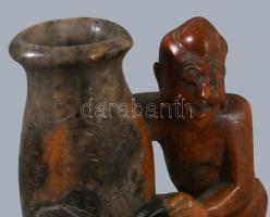 Faragott kínai zsírkő ecsetmosó, ördög figurával, m: 13,5 cm