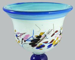 1995 Jelzett iparművész talpas kínáló, anyagában színezett hutaüveg, hibátlan, m: 23,5 cm