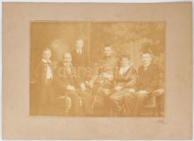 1915 Uher Ödön (1862-1931) császári és királyi udvari fényképész műtermében készült, családi kép a f...