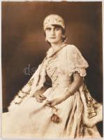 cca 1925 Aláírt, vintage műtermi felvétel, egy magyaros ruhát viselő hölgyről, kasírozva, 49x37 cm