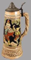 Nagyméretű zeneszerkezetes sörös korsó, vicces jelenettel, fém fedéllel, m: 31,5 cm