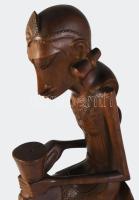 Nagyméretű faragott afrikai fa szobor, kis anyagrepedéssel, m: 44 cm