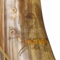 1910 Faragott tulok szarv kürt. Kiss Géza, 1910, faragott és vésett tulok szarv, állat-, ember- és c...