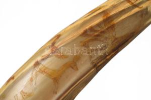 1910 Faragott tulok szarv kürt. Kiss Géza, 1910, faragott és vésett tulok szarv, állat-, ember- és c...