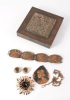 Kopcsányi Ottó (1933-2016) Díszdoboz, jelzett, 13,5x13,5 cm, benne feltehetően szintén általa tervezett ékszer szett, fülbevaló pár, karkötő, medálok.