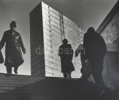 1977 Végh Elek budapesti fotóművész felvétele (Munkába menők), 1 db nagyméretű, feliratozott, vintag...