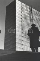 1977 Végh Elek budapesti fotóművész felvétele (Munkába menők), 1 db nagyméretű, feliratozott, vintag...