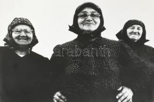 1977 Tóth Béla kaposvári fotóművész felvétele (Asszonyok), 1 db nagyméretű, feliratozott, vintage al...