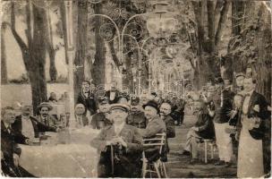 Budapest XV. Rákospalota-Újpest, Horváth Imre nagyvendéglője, kert katonákkal, vendégekkel és pincér...