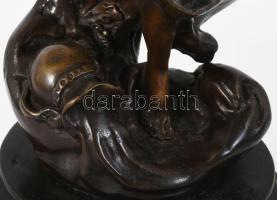 Vízöntő égövi jegy allegóriája. Olasz bronz szobor, márvány talpazaton, jelzett 34 cm