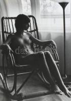 1977 Somogyi Ferenc fotóművész felvétele (Hintaszékben), 1 db nagyméretű, feliratozott, vintage alko...