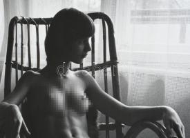 1977 Somogyi Ferenc fotóművész felvétele (Hintaszékben), 1 db nagyméretű, feliratozott, vintage alko...