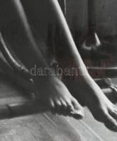 1977 Somogyi Ferenc fotóművész felvétele (Hintaszékben), 1 db nagyméretű, feliratozott, vintage alko...