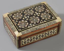 Gyöngyház intarziás díszdoboz, 9x12 cm