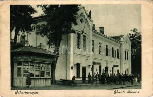 1928 Biharkeresztes, Vasútállomás, vasutasok, Dreher Maul csokoládé és baksör, hírlapárus bódé + "PÜSPÖKLADÁNY - BIHARKERESZTES 298." vasúti mozgóposta bélyegző (gyűrődések / creases)
