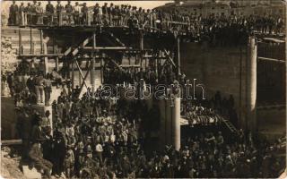 Szeged, Tisza-híd építése, munkások. photo (EM)
