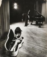 cca 1975 Török László (1948-2020) budapesti fotóművész felvétele (Koncerten), 1 db nagyméretű, vinta...