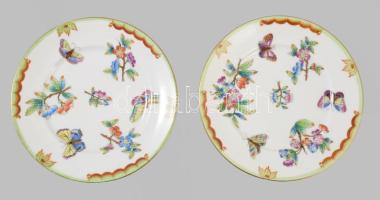 2 db Herendi Viktória mintás süteményes tányér. Kézzel festett, jelzett, egyiken mázrepedéssel d: 15,5 cm
