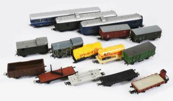 Doboznyi vegyes vasúti kocsi, közte Piko darabokkal.