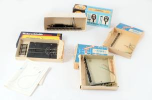 Doboznyi vegyes Piko makett vasút jelzőtáblák, többségében eredeti dobozukban.