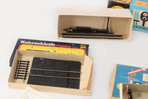 Doboznyi vegyes Piko makett vasút jelzőtáblák, többségében eredeti dobozukban