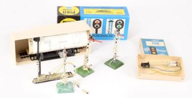 Doboznyi vegyes Piko makett vasút jelzőtáblák, többségében eredeti dobozukban.